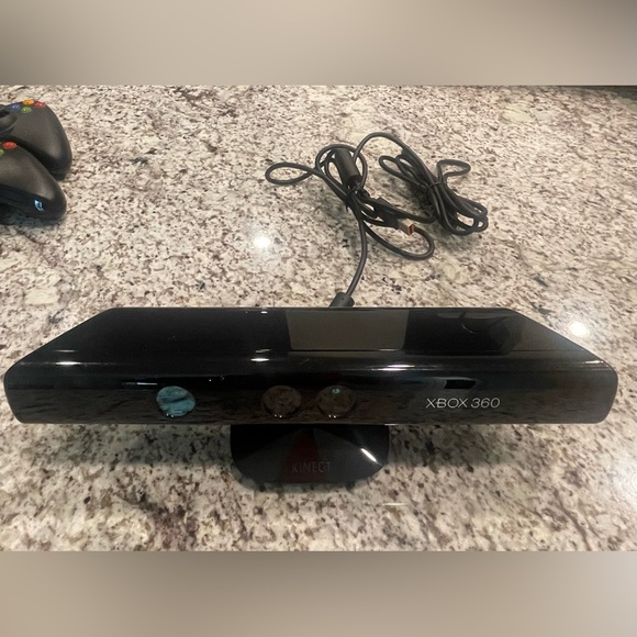 Xbox 360 4GB Kinect Bundle. Xbox 360 console, Kinect adapter, 2 wireless remotes - Picture 6 of 14